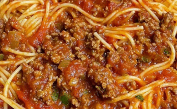 🍝🧄🍅 Old-Fashioned Spaghetti with Hearty Meat Sauce Recipe!